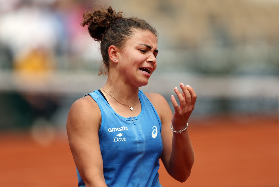 You are currently viewing French Open star forced to break up fight in crowd and punishes them both