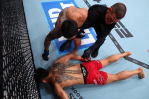 Read more about the article ‘Right out of the McGregor playbook’ – Joe Rogan goes wild as debutant starts UFC 316 with insane one-punch faceplant KO
