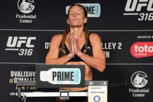 Read more about the article Fans concerned for Kayla Harrison as she hits the scales after gruelling weight cut for UFC 316 clash with Julianna Pena