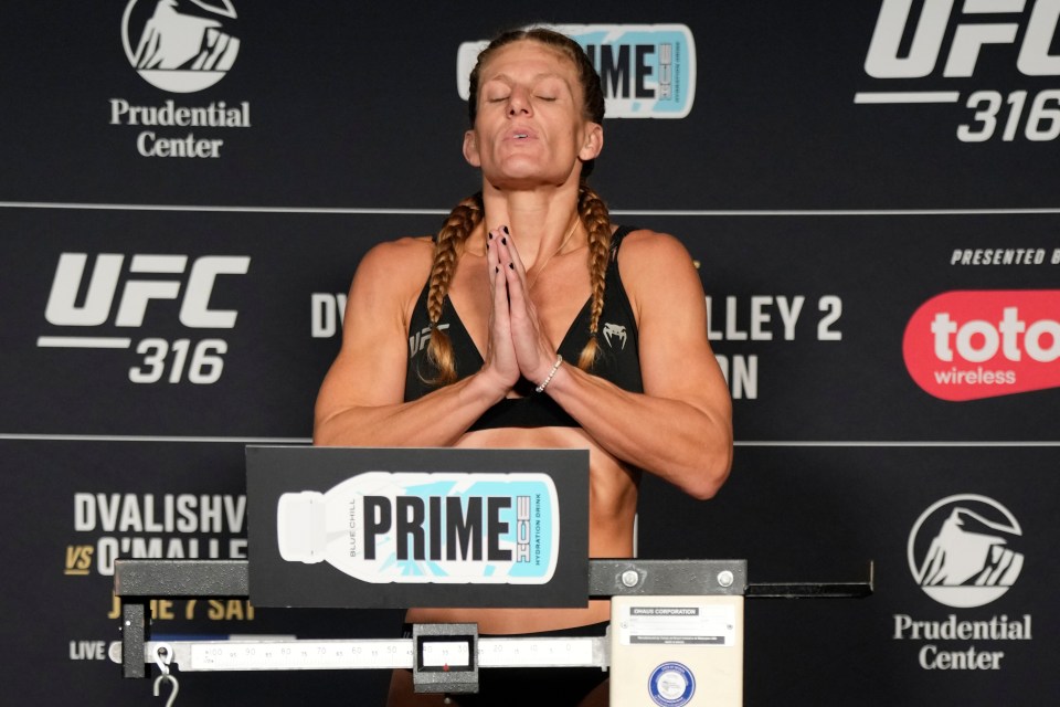 Read more about the article Fans concerned for Kayla Harrison as she hits the scales after gruelling weight cut for UFC 316 clash with Julianna Pena