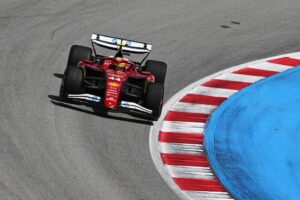 Read more about the article Lewis Hamilton in brutally honest four-word verdict on Ferrari mechanics as woes continue