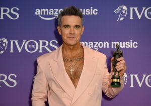 Read more about the article Robbie Williams aims savage dig at Arsenal while performing at their stadium